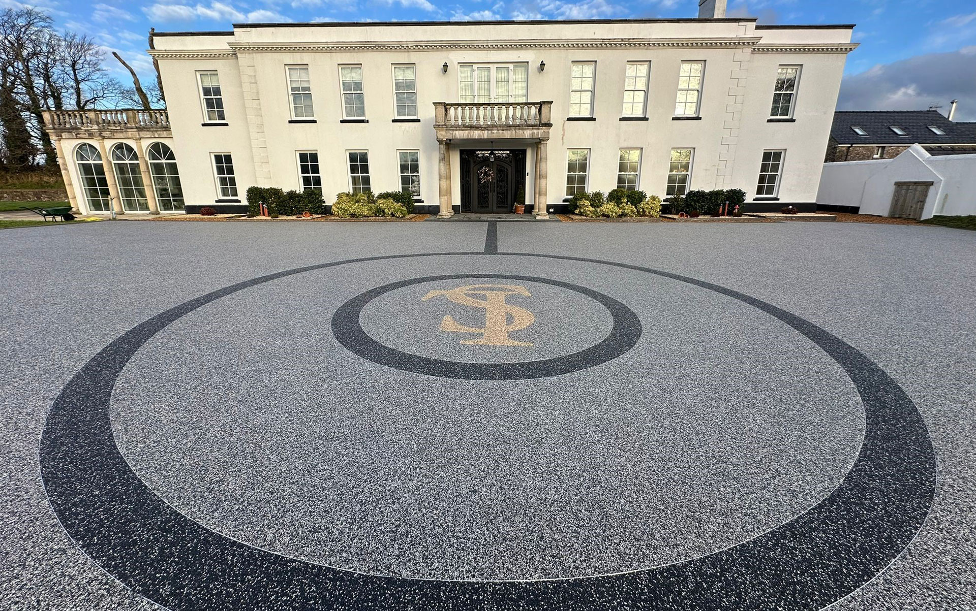 Resin bound driveway with circular inlay detail