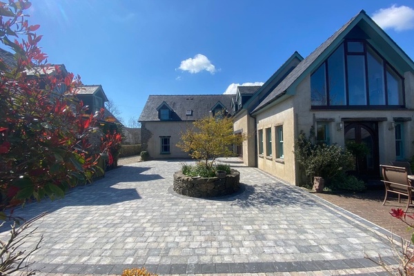 Cobble sett courtyard with stone circle planter